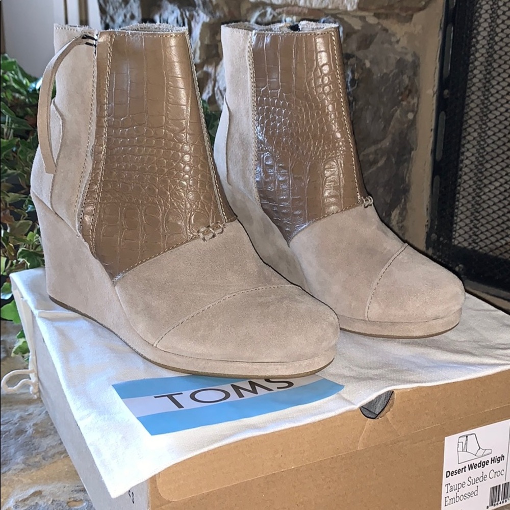 Tom’s Desert Wedge Embossed Croc